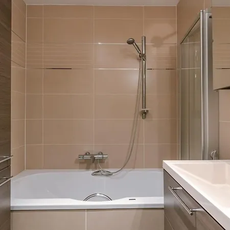 Huswell - Spacious With Private Car Park Apartman