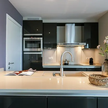 Huswell - Spacious With Private Car Park Apartman *