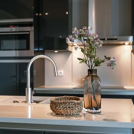 Huswell - Spacious With Private Car Park Apartman