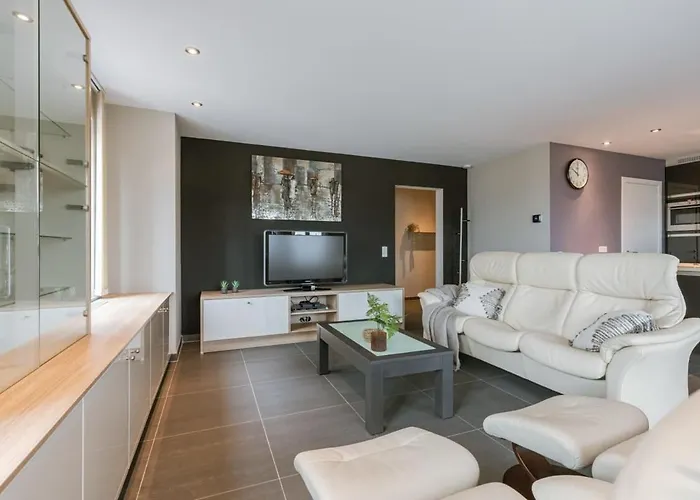Huswell - Spacious With Private Car Park Appartement