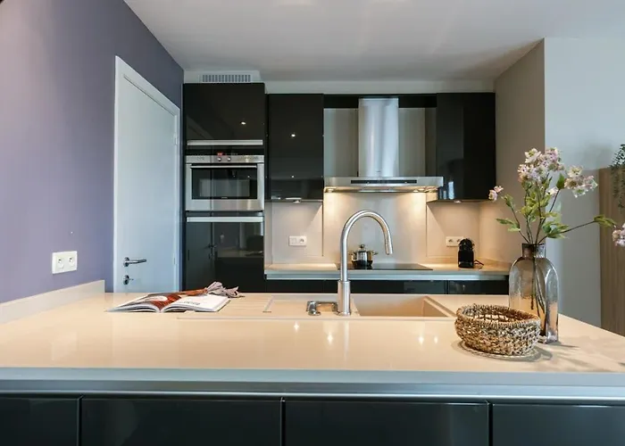 Huswell - Spacious With Private Car Park Appartement