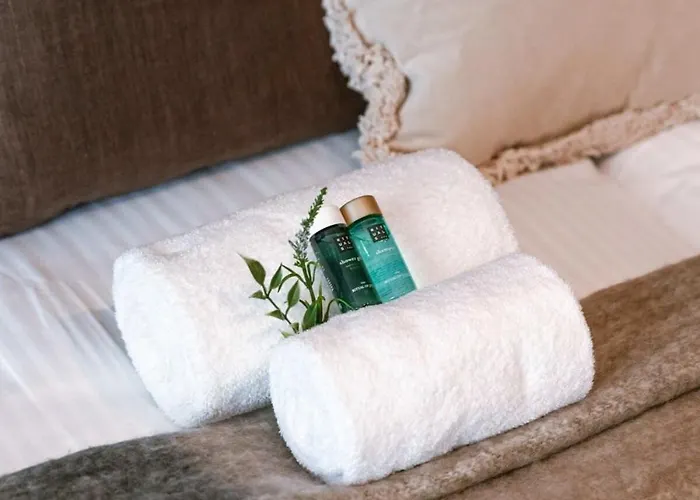 Huswell - Spacious With Private Car Park *