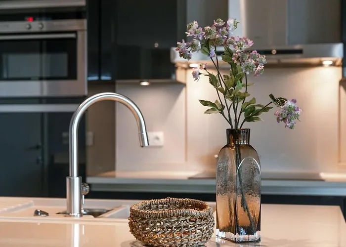 Huswell - Spacious With Private Car Park